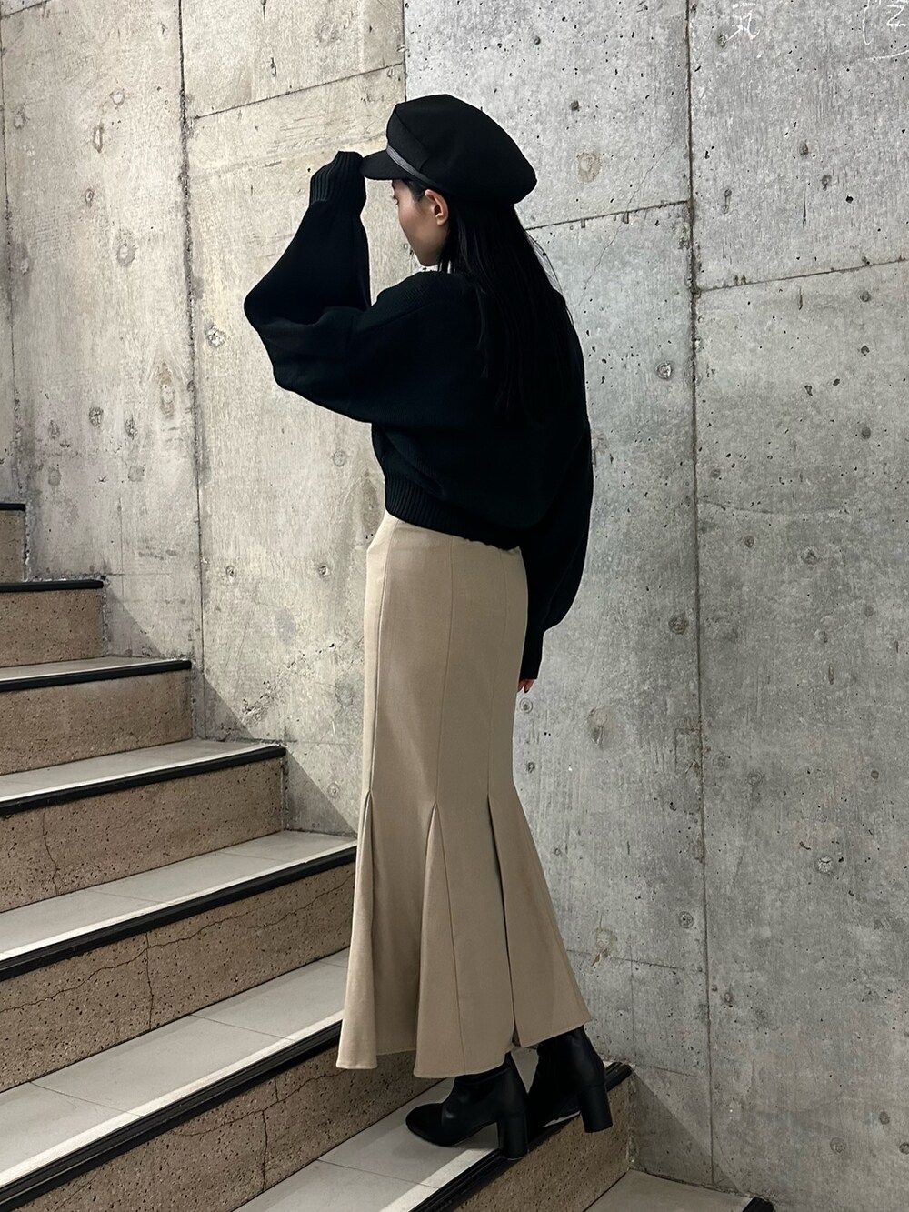 「ムルーア、murua、キレイめコーデ、カーディガンコーデ、156センチコーデ、20代後半、マーメイドスカート」｜「MURUAのハイウエストナローマーメイドスカート（スカート、ベージュ系）」を使った、飯村 美沙さん（レディース・156cm）の秋コーディネートの3枚目の写真