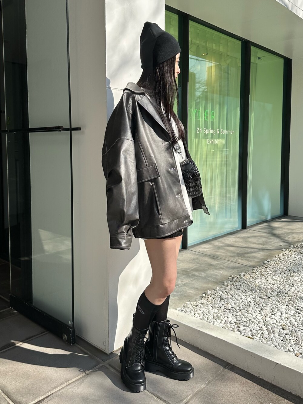 グレー系のブルゾン、ブラック系のブーツ、ブラック系のソックス/靴下を着用したレディースの冬コーディネートの4枚目の写真