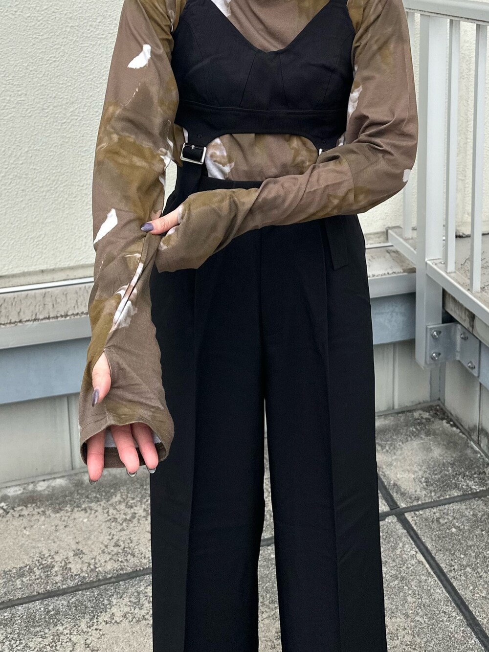 ブラック系のつなぎ/オールインワン、ブラウン系のTシャツ/カットソー、ブラック系のブーツを着用したレディースの秋コーディネートの8枚目の写真