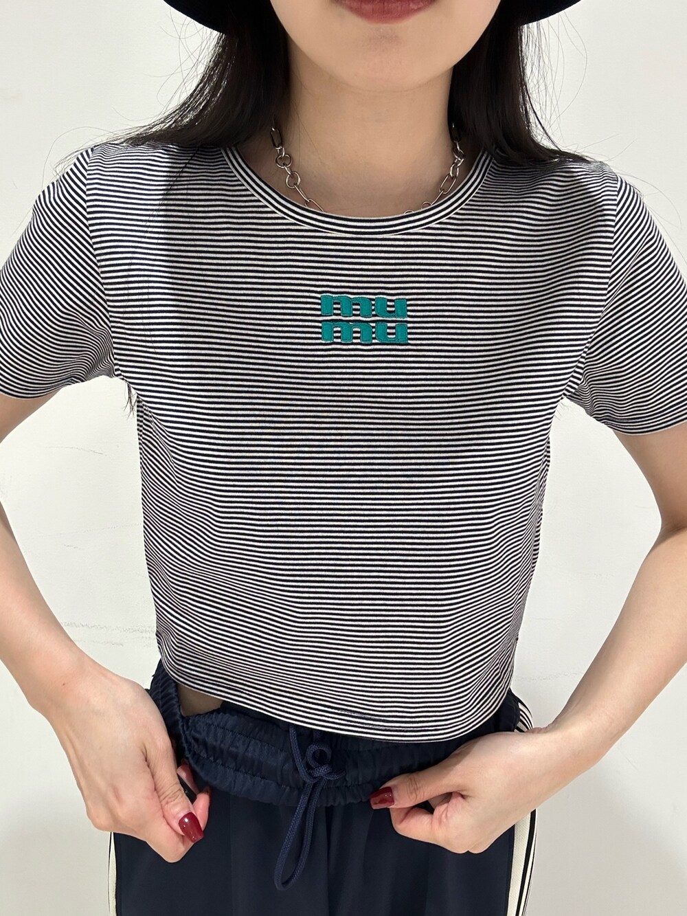 「トラックパンツ、トレンドコーデ、20代、20代後半、ムルーア、murua、チビT」｜「MURUAのサイドスリットトラックパンツ（その他パンツ、ブルー系）」を使った、飯村 美沙さん（レディース・156cm）の夏コーディネートの6枚目の写真