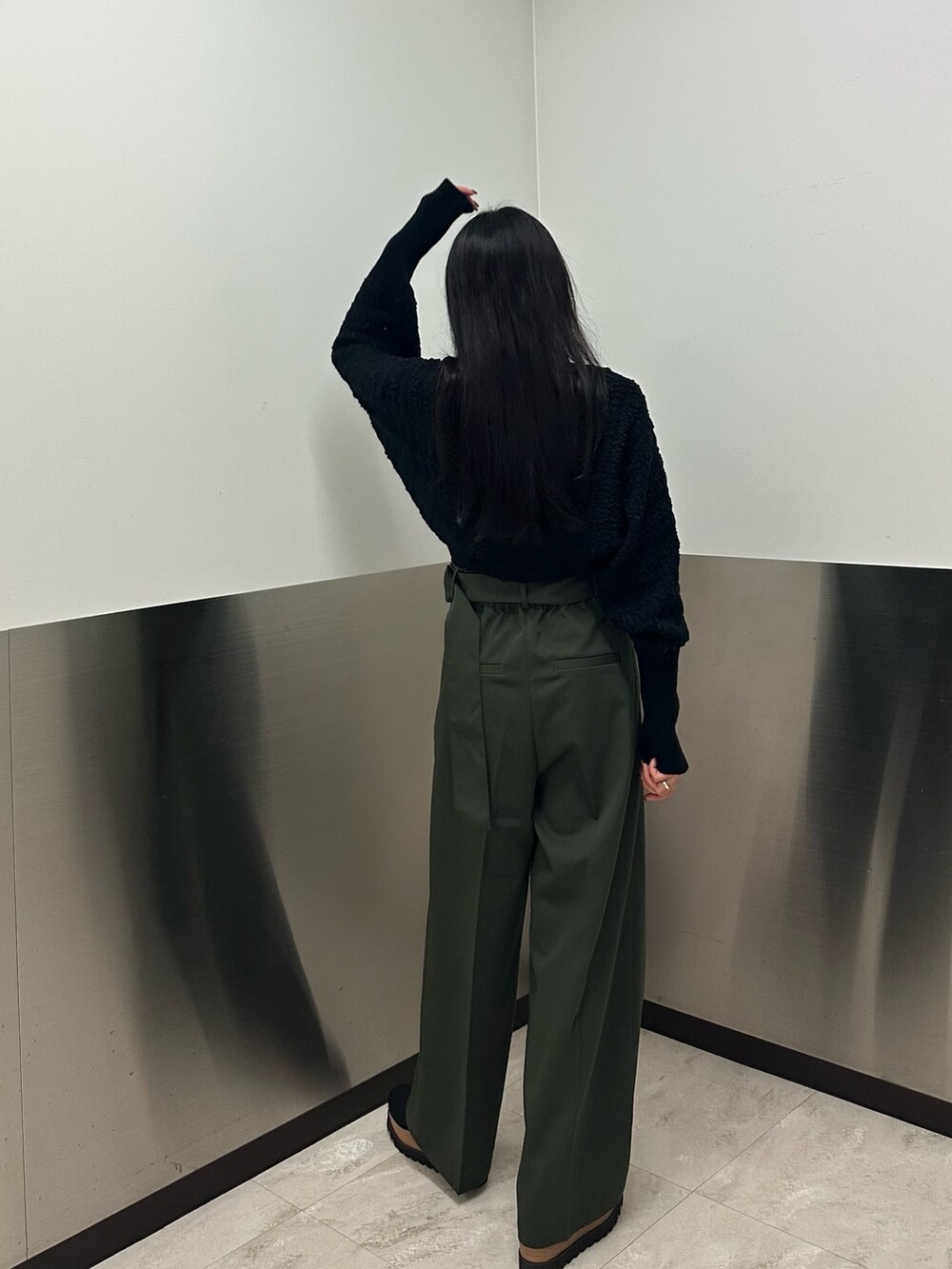 「MURUA、ムルーア、秋冬、秋冬コーデ、モードカジュアル、156cmコーデ、20代後半、カーディガンコーデ」｜「MURUAのアシメベルテッドワイドパンツ（スラックス、グリーン系）」を使った、飯村 美沙さん（レディース・156cm）の秋コーディネートの2枚目の写真
