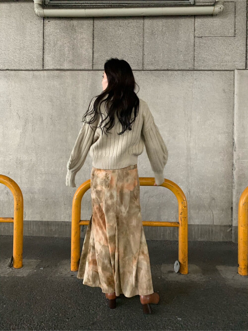 ブラウン系のブーツ、その他のスカート、ホワイト系のカーディガン/ボレロを着用したレディースの秋コーディネートの5枚目の写真