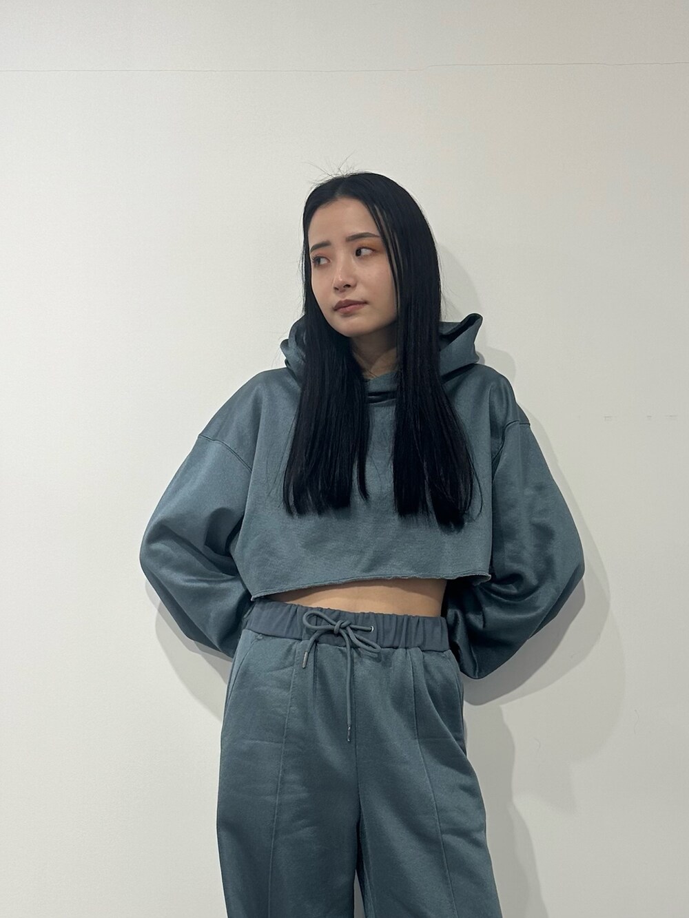 ブルー系のその他パンツ、ブルー系のTシャツ/カットソー、ホワイト系のブーツを着用したレディースの冬コーディネートの8枚目の写真