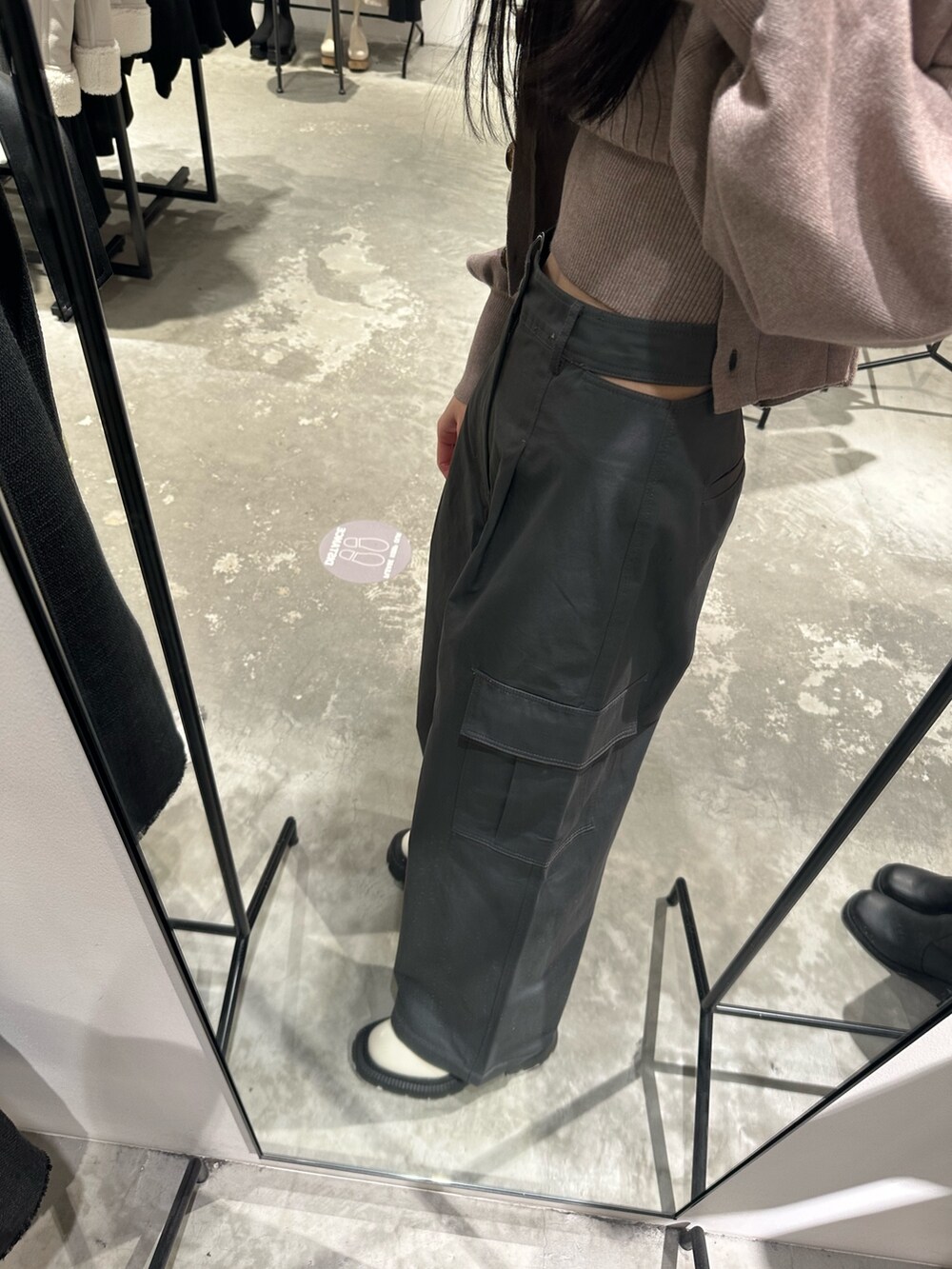 「ムルーア、MURUA、ムルーアコーデ、春先取り、春先コーデ、カーディガン、カーゴパンツ、トレンド、パンツコーデ、カジュアル、きれいめ、きれいめカジュアル、20代コーデ、20代後半、156センチコーデ」｜「MURUAのサイドカットカーゴパンツ（カーゴパンツ、グレー系）」を使った、飯村 美沙さん（レディース・156cm）の冬コーディネートの7枚目の写真