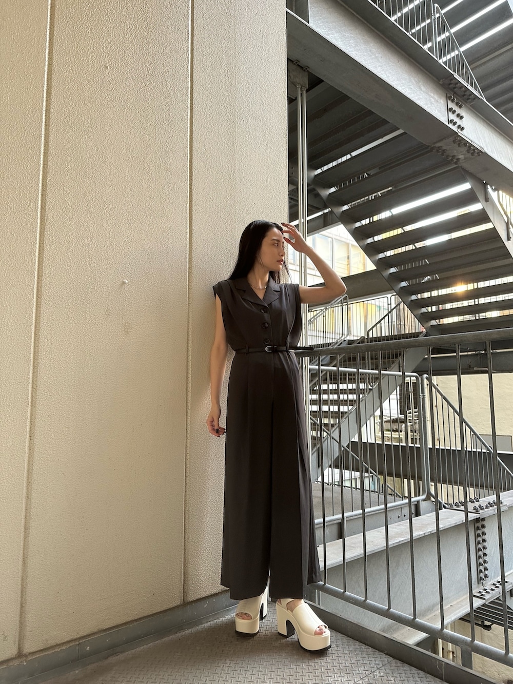 グレー系のワンピース、ホワイト系のサンダルを着用したレディースの春コーディネートの2枚目の写真