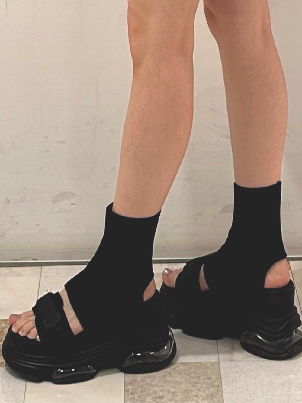 グレー系のその他パンツ、グレー系のベスト、ブルー系のタンクトップを着用したレディースの夏コーディネートの6枚目の写真