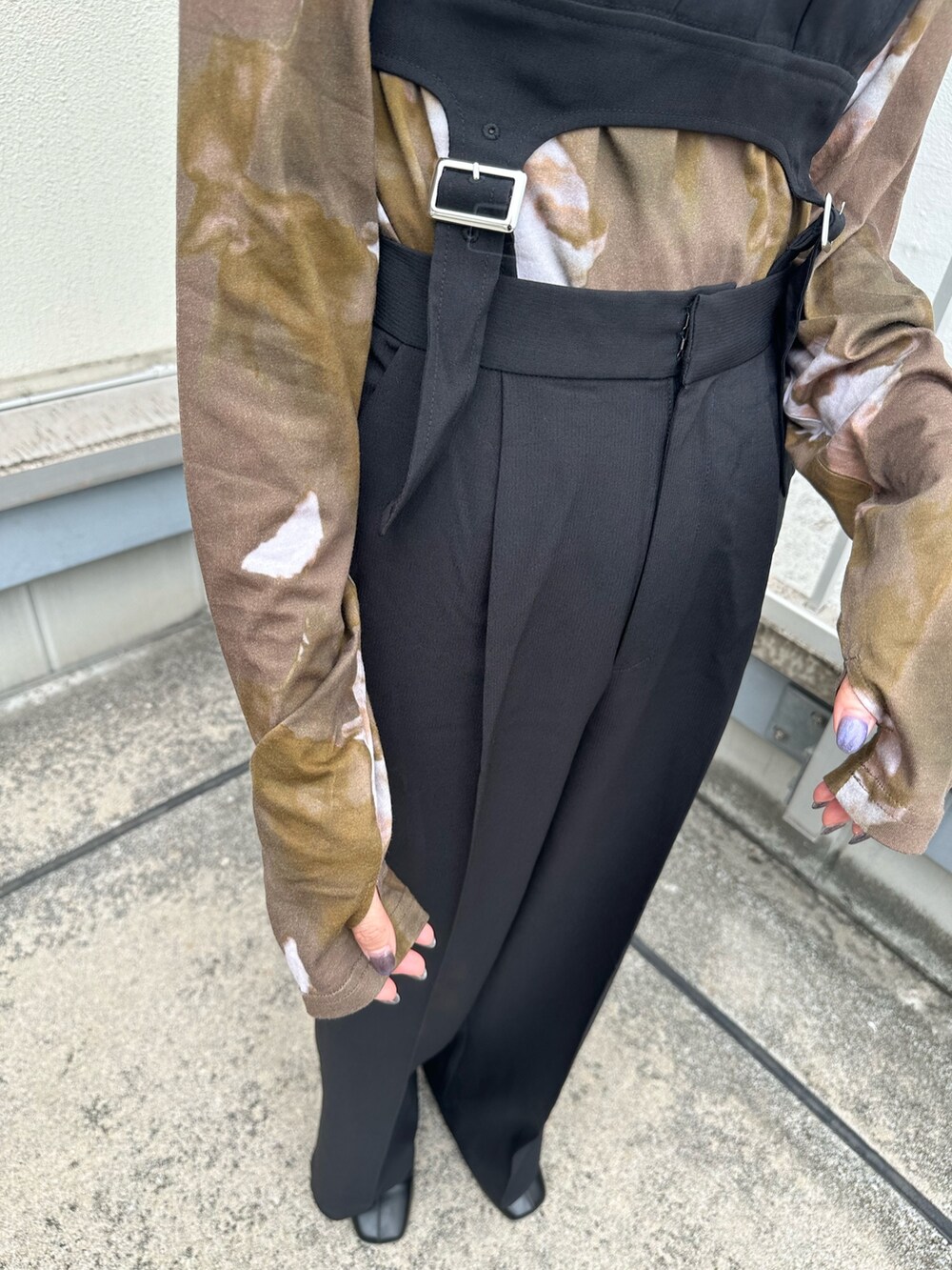 ブラック系のつなぎ/オールインワン、ブラウン系のTシャツ/カットソー、ブラック系のブーツを着用したレディースの秋コーディネートの5枚目の写真