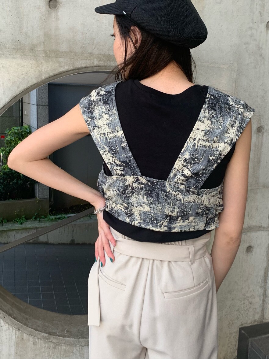 ブラック系のタンクトップ、ブラック系のサンダル、ホワイト系のその他パンツを着用したレディースの春コーディネートの5枚目の写真