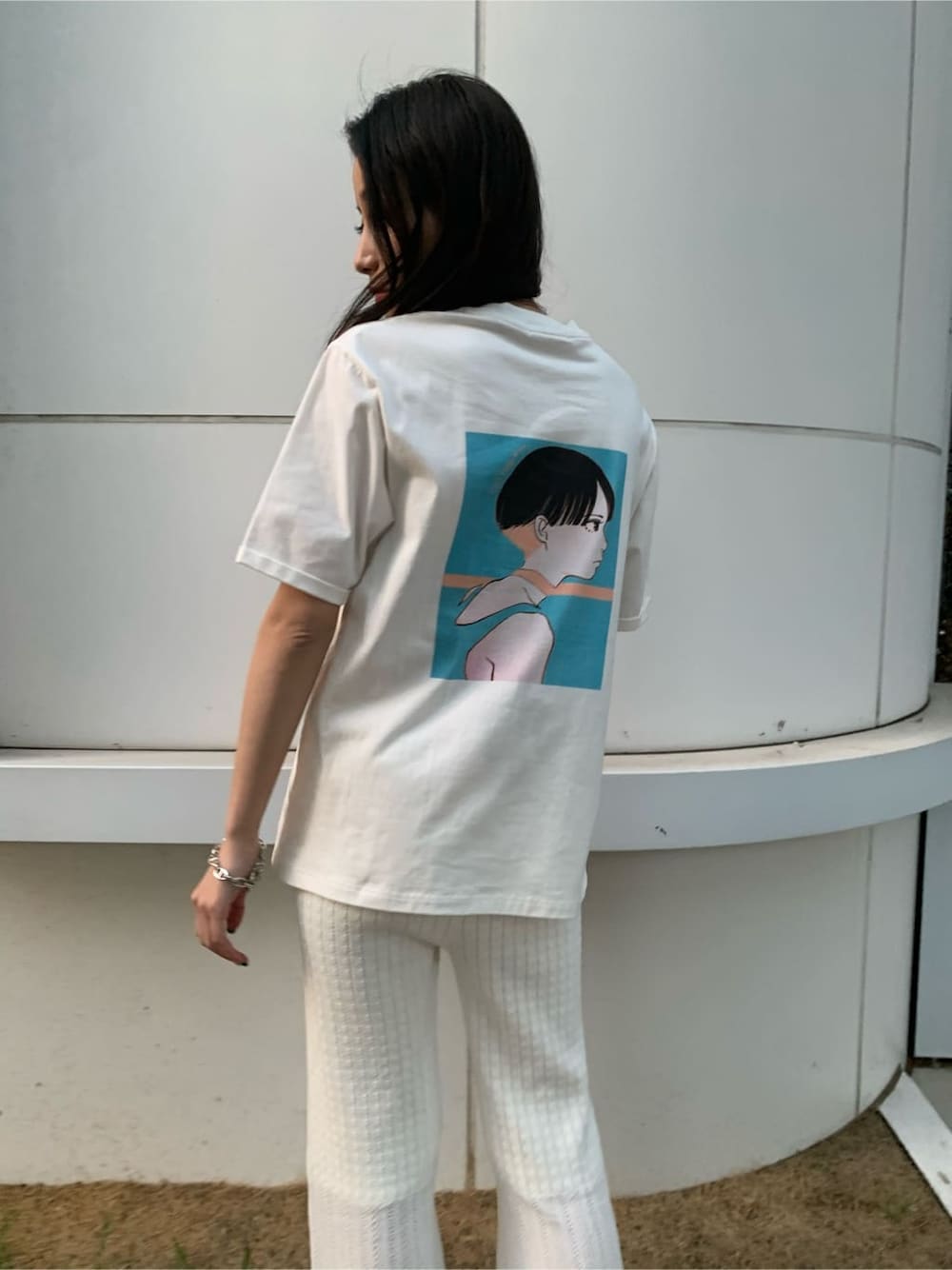 ホワイト系のサンダル、ホワイト系のTシャツ/カットソー、ホワイト系のスウェットパンツを着用したレディースの夏コーディネートの2枚目の写真