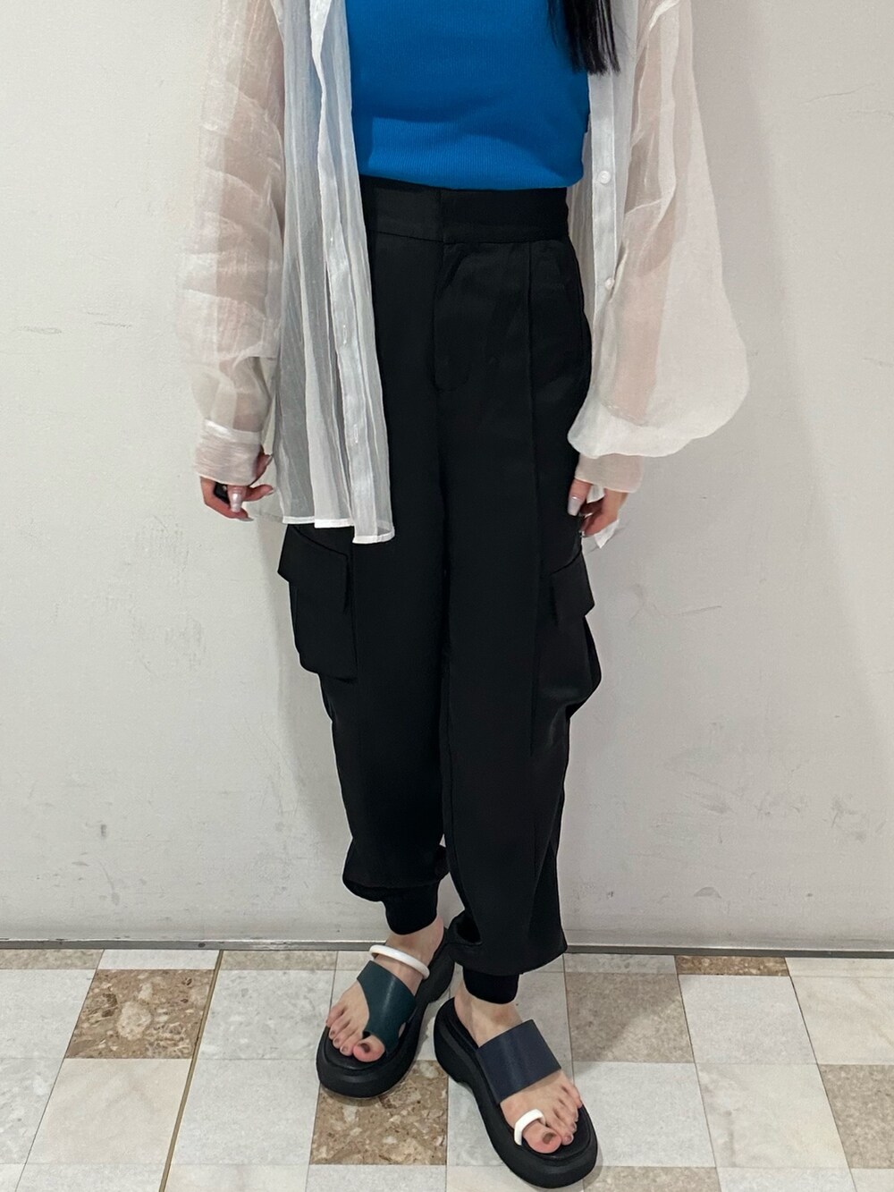 ブルー系のタンクトップ、ホワイト系のシャツ/ブラウス、ブラック系のスウェットパンツを着用したレディースの夏コーディネートの4枚目の写真