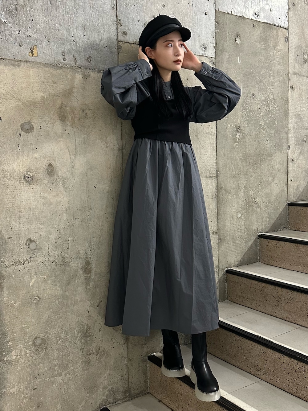 「ワンピース、ワンピースコーデ、シャツワンピ、秋冬コーデ、156センチコーデ、20代後半、ムルーア、murua」｜「MURUAのビスチェドッキングシャツワンピース（ワンピース、グレー系）」を使った、飯村 美沙さん（レディース・156cm）の秋コーディネートの2枚目の写真