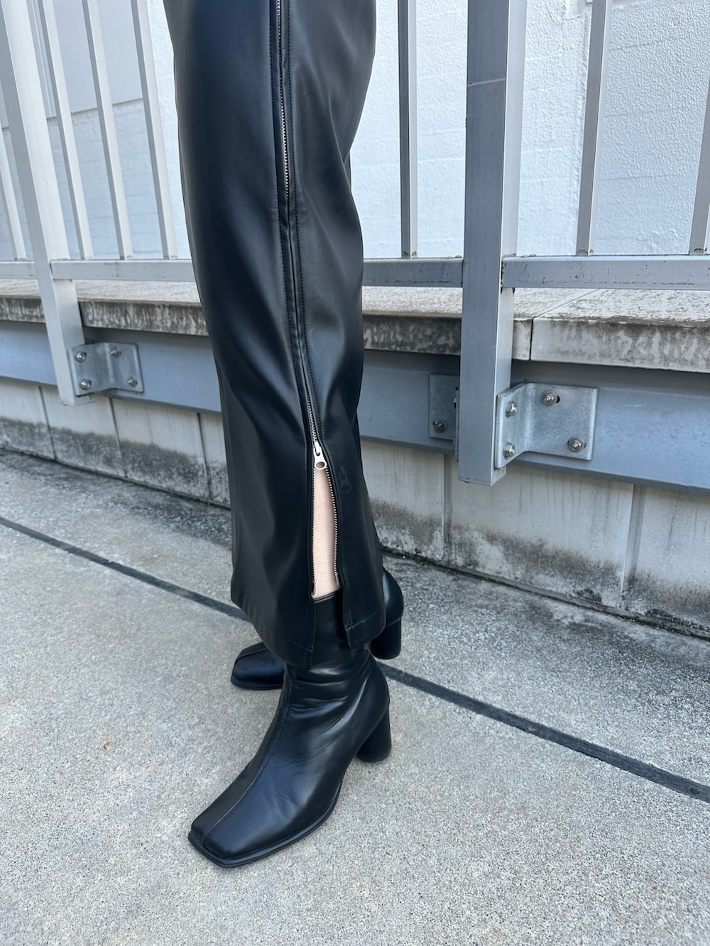 ブラック系のニット/セーター、ブラック系のスカートを着用したレディースの秋コーディネートの6枚目の写真