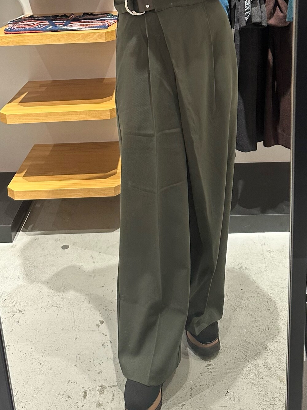 「MURUA、ムルーア、秋冬、秋冬コーデ、モードカジュアル、156cmコーデ、20代後半、カーディガンコーデ」｜「MURUAのアシメベルテッドワイドパンツ（スラックス、グリーン系）」を使った、飯村 美沙さん（レディース・156cm）の秋コーディネートの9枚目の写真
