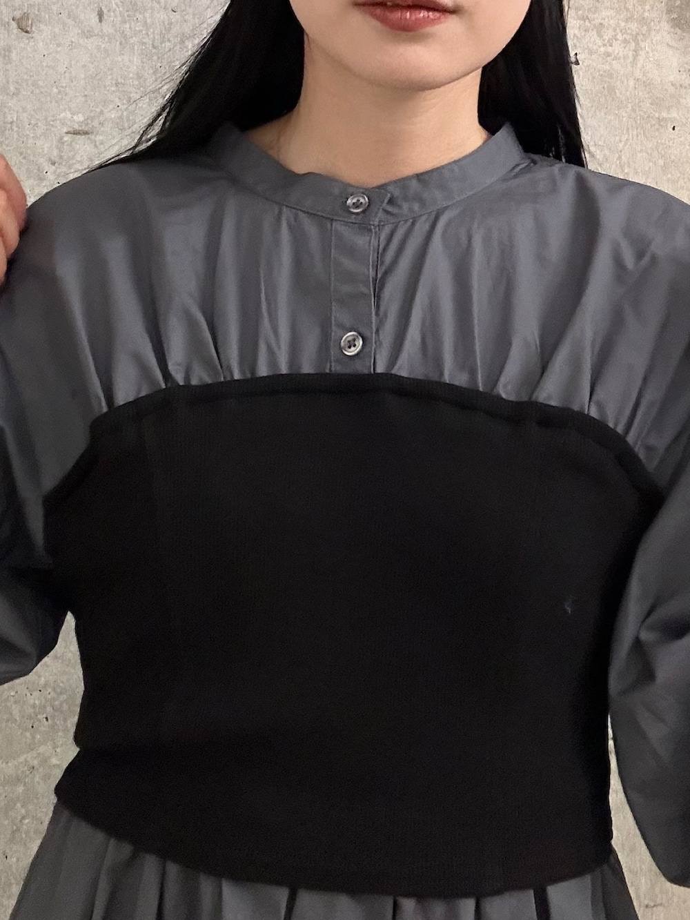 「ワンピース、ワンピースコーデ、シャツワンピ、秋冬コーデ、156センチコーデ、20代後半、ムルーア、murua」｜「MURUAのビスチェドッキングシャツワンピース（ワンピース、グレー系）」を使った、飯村 美沙さん（レディース・156cm）の秋コーディネートの4枚目の写真