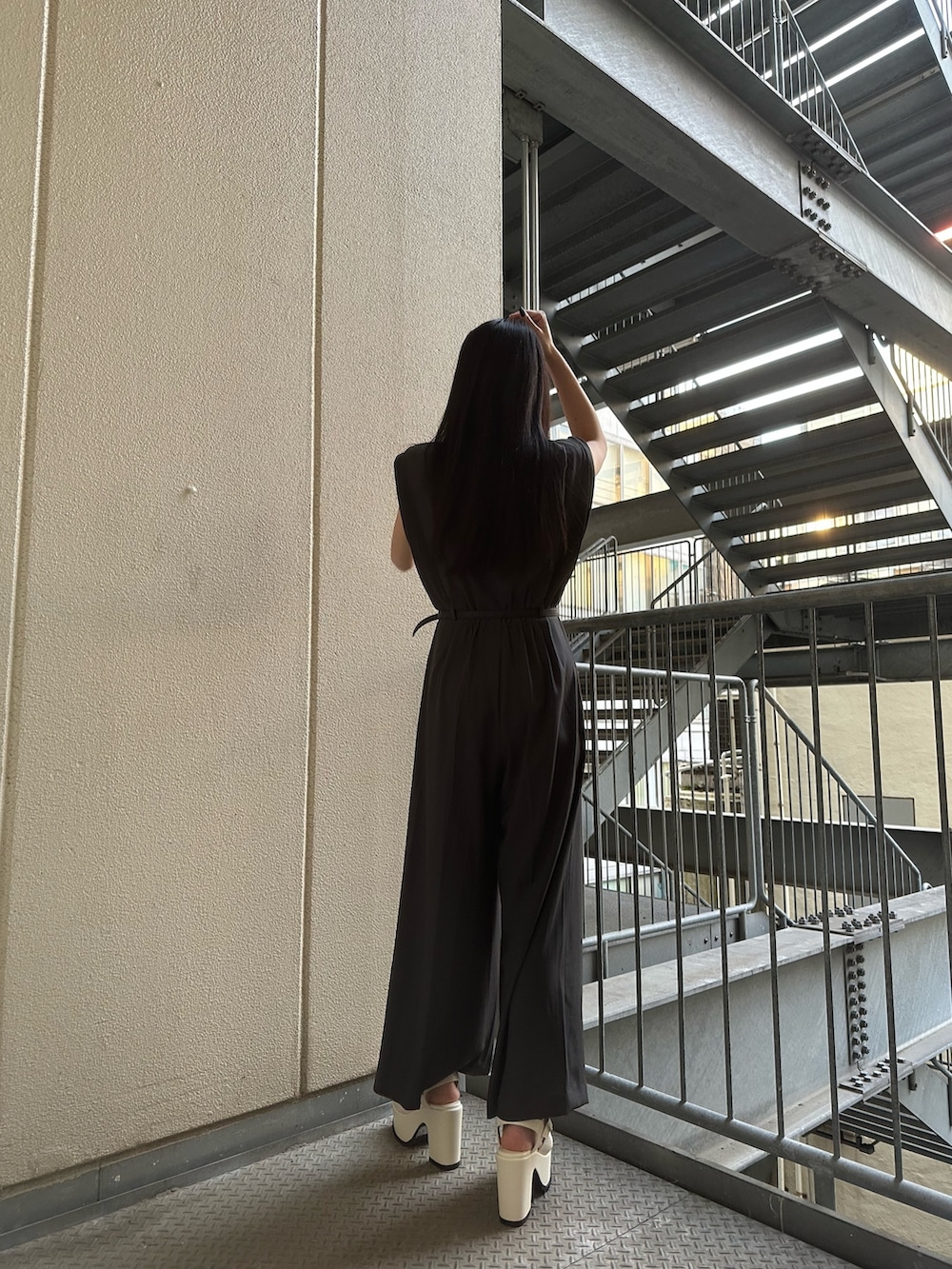 グレー系のワンピース、ホワイト系のサンダルを着用したレディースの春コーディネートの3枚目の写真