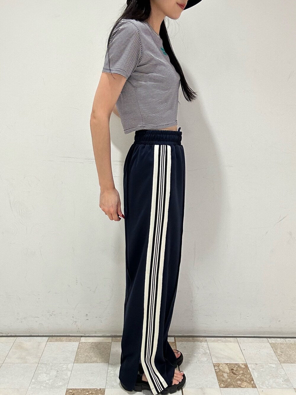 「トラックパンツ、トレンドコーデ、20代、20代後半、ムルーア、murua、チビT」｜「MURUAのサイドスリットトラックパンツ（その他パンツ、ブルー系）」を使った、飯村 美沙さん（レディース・156cm）の夏コーディネートの7枚目の写真