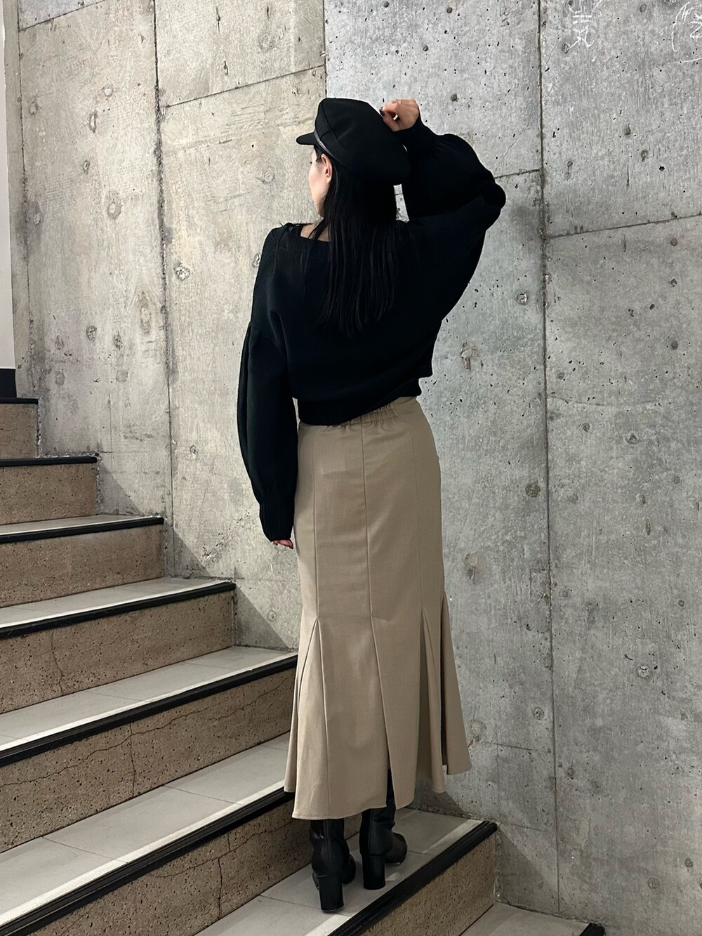 「ムルーア、murua、キレイめコーデ、カーディガンコーデ、156センチコーデ、20代後半、マーメイドスカート」｜「MURUAのハイウエストナローマーメイドスカート（スカート、ベージュ系）」を使った、飯村 美沙さん（レディース・156cm）の秋コーディネートの2枚目の写真