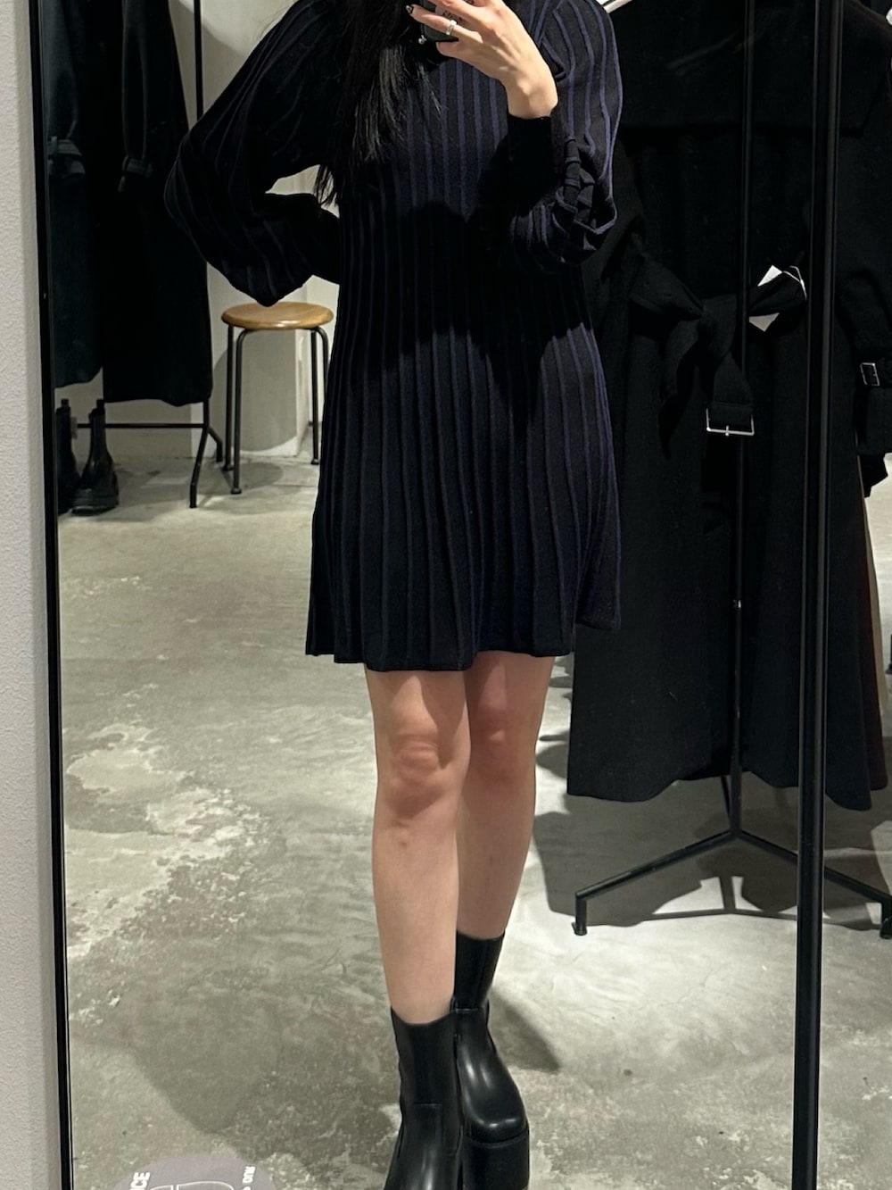 ブラック系のダウンジャケット/コート、ブラック系のブーツ、ブラック系のワンピースを着用したレディースの冬コーディネートの6枚目の写真