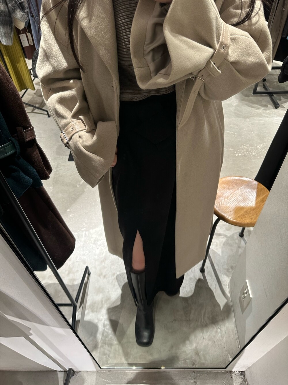 ホワイト系のその他アウター、ブラウン系のニット/セーター、ブラック系のスカートを着用したレディースの冬コーディネートの7枚目の写真