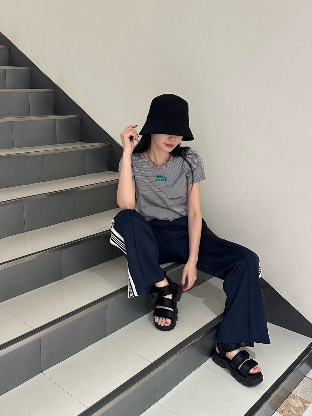 「トラックパンツ、トレンドコーデ、20代、20代後半、ムルーア、murua、チビT」｜「MURUAのサイドスリットトラックパンツ（その他パンツ、ブルー系）」を使った、飯村 美沙さん（レディース・156cm）の夏コーディネートの4枚目の写真