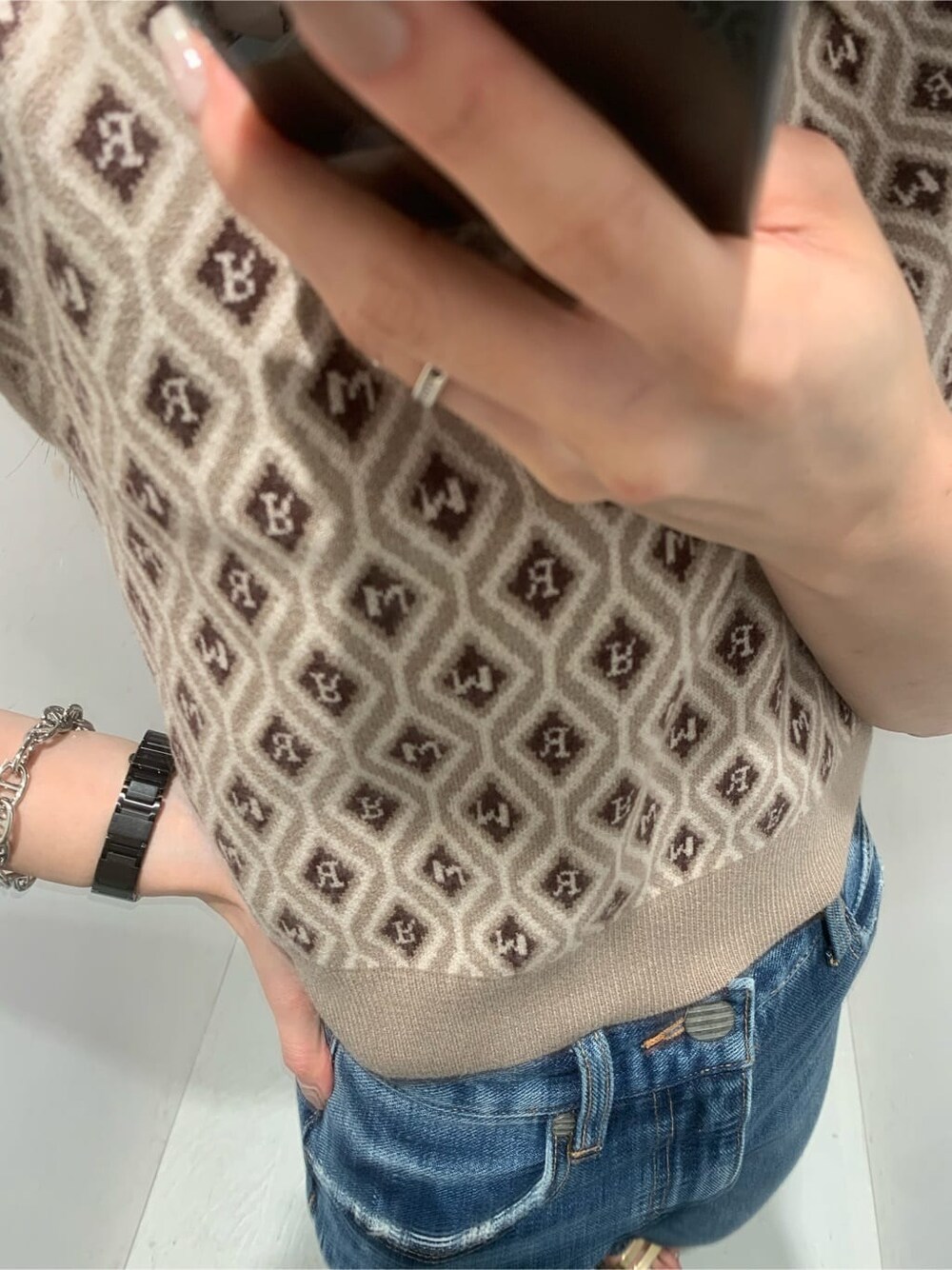 ブルー系のデニムパンツ、ベージュ系のニット/セーターを着用したレディースの夏コーディネートの2枚目の写真