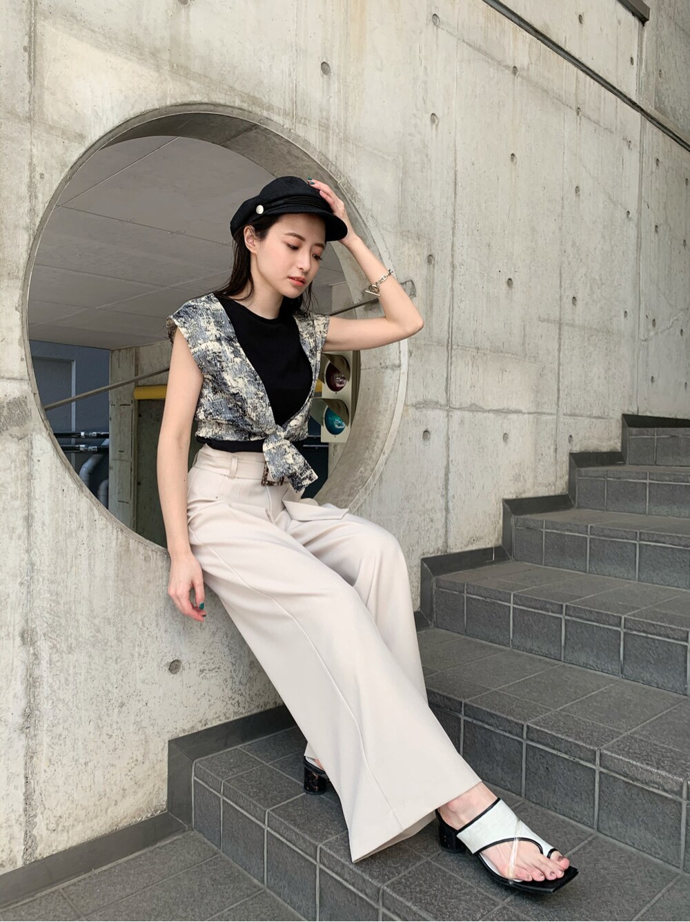 ブラック系のタンクトップ、ブラック系のサンダル、ホワイト系のその他パンツを着用したレディースの春コーディネートの3枚目の写真