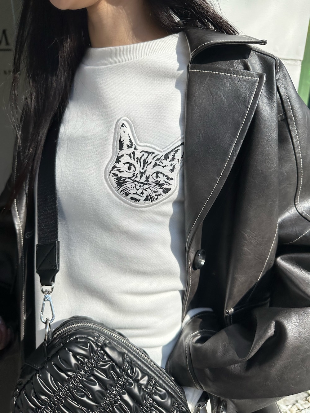 グレー系のブルゾン、ブラック系のブーツ、ブラック系のソックス/靴下を着用したレディースの冬コーディネートの5枚目の写真