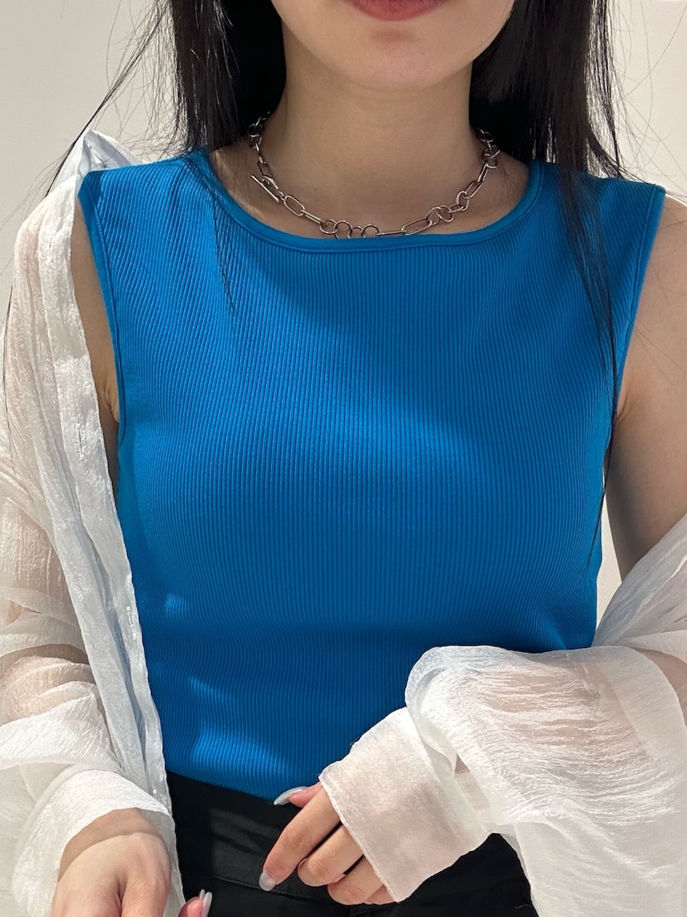 ブルー系のタンクトップ、ホワイト系のシャツ/ブラウス、ブラック系のスウェットパンツを着用したレディースの夏コーディネートの7枚目の写真