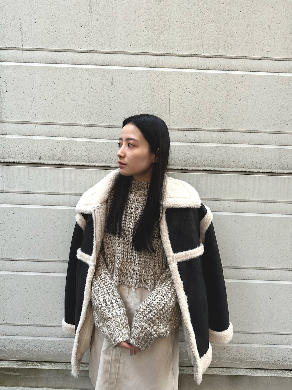 ホワイト系のワンピース、ブラック系のムートンコートを着用したレディースの冬コーディネートの4枚目の写真