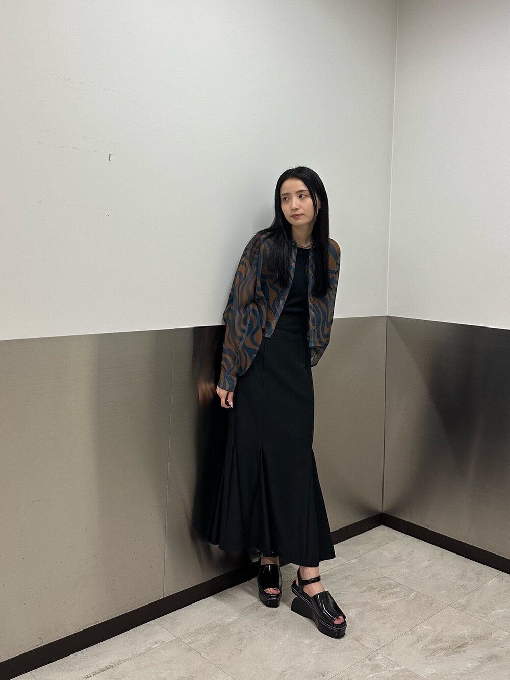 ブルー系のシャツ/ブラウス、ブラック系のスカート、ブラック系のTシャツ/カットソーを着用したレディースの夏コーディネートの4枚目の写真