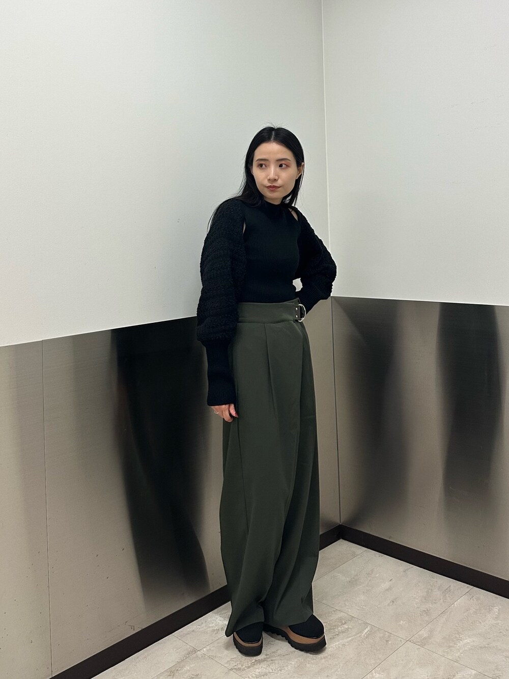 「MURUA、ムルーア、秋冬、秋冬コーデ、モードカジュアル、156cmコーデ、20代後半、カーディガンコーデ」｜「MURUAのアシメベルテッドワイドパンツ（スラックス、グリーン系）」を使った、飯村 美沙さん（レディース・156cm）の秋コーディネートの3枚目の写真