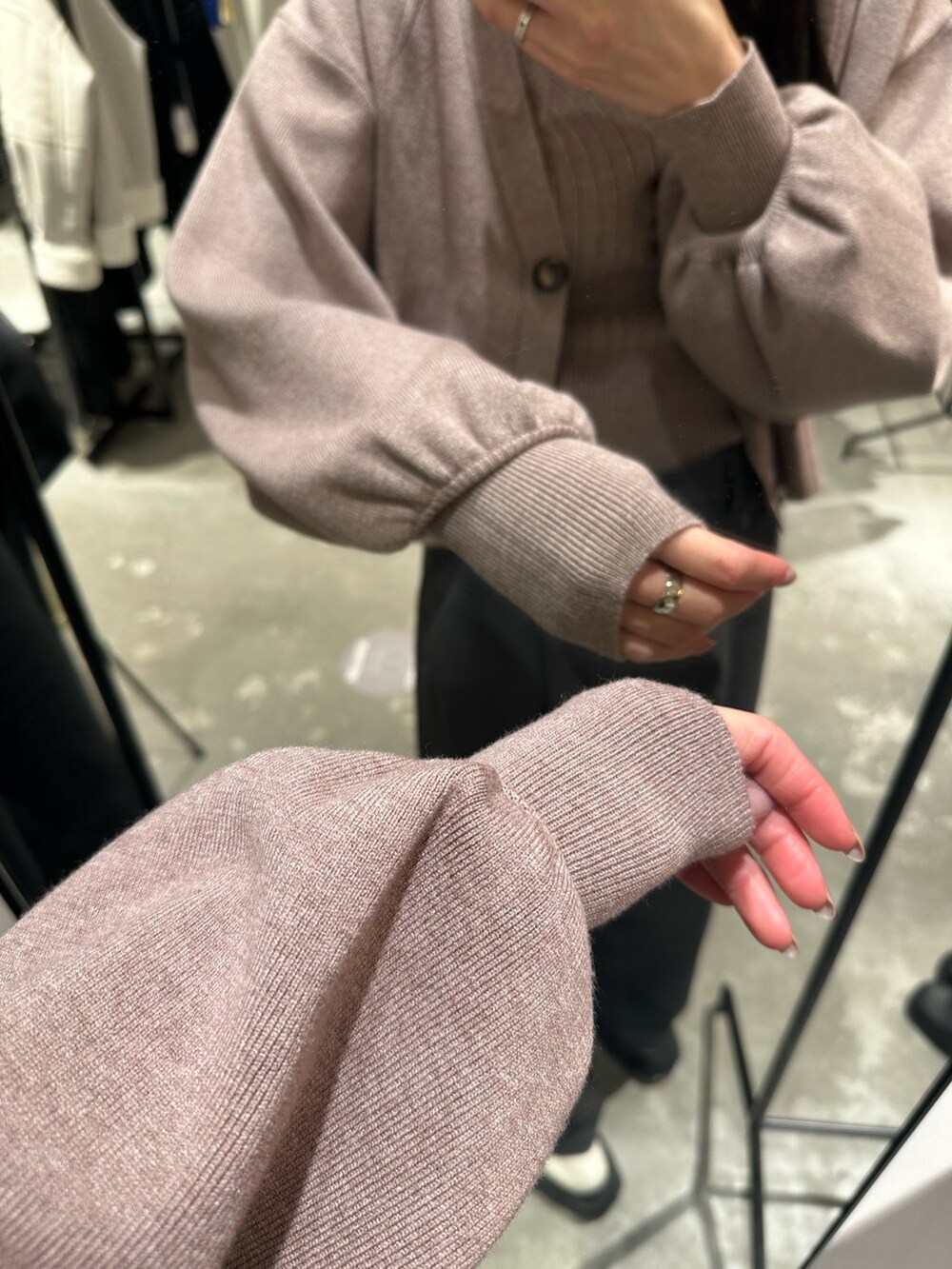 「ムルーア、MURUA、ムルーアコーデ、春先取り、春先コーデ、カーディガン、カーゴパンツ、トレンド、パンツコーデ、カジュアル、きれいめ、きれいめカジュアル、20代コーデ、20代後半、156センチコーデ」｜「MURUAのサイドカットカーゴパンツ（カーゴパンツ、グレー系）」を使った、飯村 美沙さん（レディース・156cm）の冬コーディネートの5枚目の写真