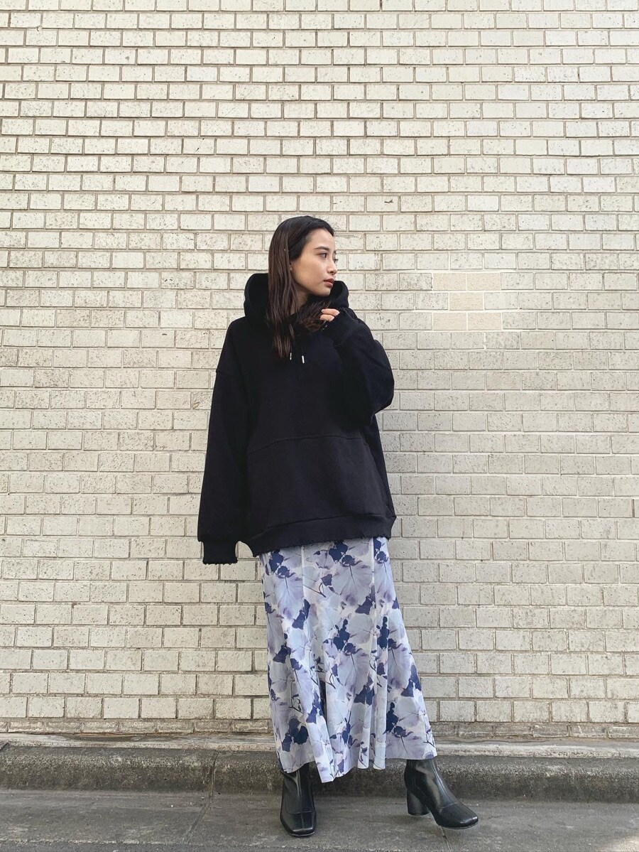 その他のスカート、ブラック系のTシャツ/カットソーを着用したレディースの冬コーディネートの2枚目の写真