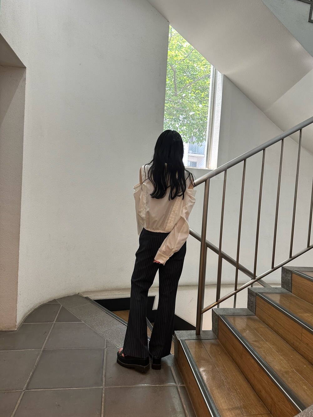 ホワイト系のシャツ/ブラウス、その他のその他パンツ、その他のサンダルを着用したレディースの夏コーディネートの6枚目の写真