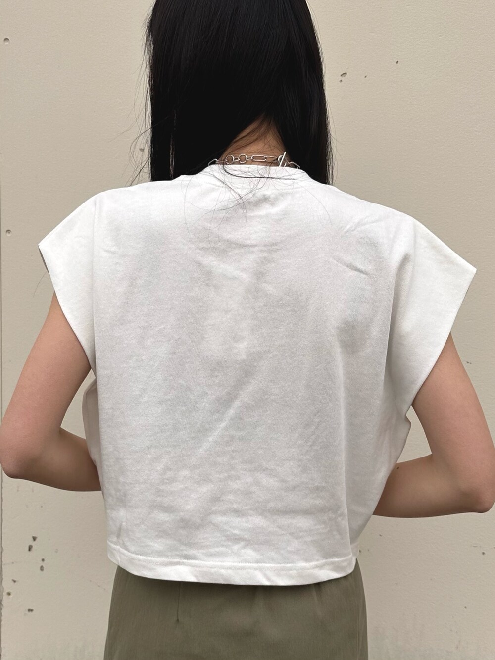 ホワイト系のTシャツ/カットソー、グリーン系のスカート、その他のサンダルを着用したレディースの春コーディネートの8枚目の写真