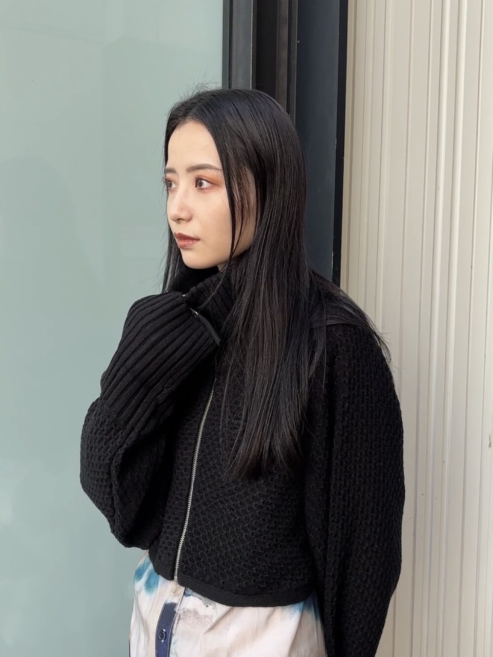 ブラック系のワンピース、ブラック系のブーツを着用したレディースの秋コーディネートの4枚目の写真