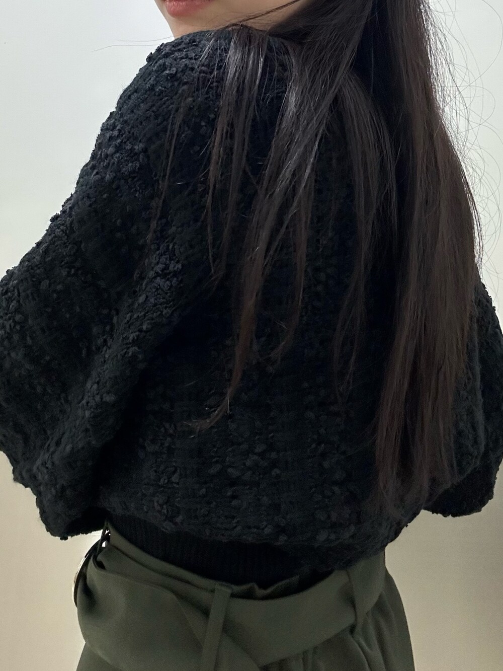 「MURUA、ムルーア、秋冬、秋冬コーデ、モードカジュアル、156cmコーデ、20代後半、カーディガンコーデ」｜「MURUAのアシメベルテッドワイドパンツ（スラックス、グリーン系）」を使った、飯村 美沙さん（レディース・156cm）の秋コーディネートの7枚目の写真