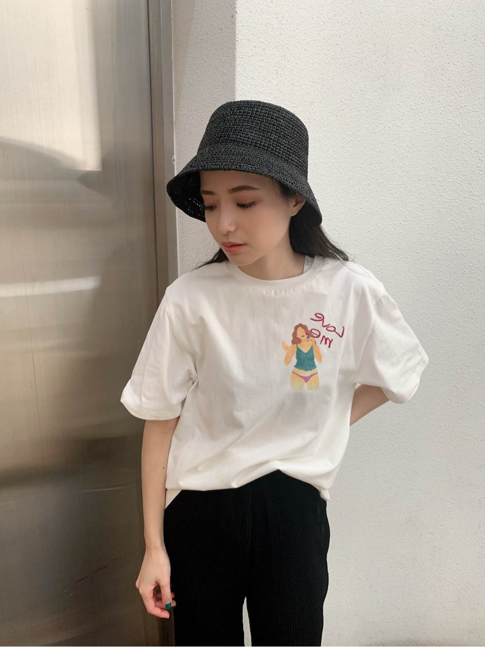 ホワイト系のサンダル、ブラック系のその他パンツ、ホワイト系のTシャツ/カットソーを着用したレディースの春コーディネートの3枚目の写真