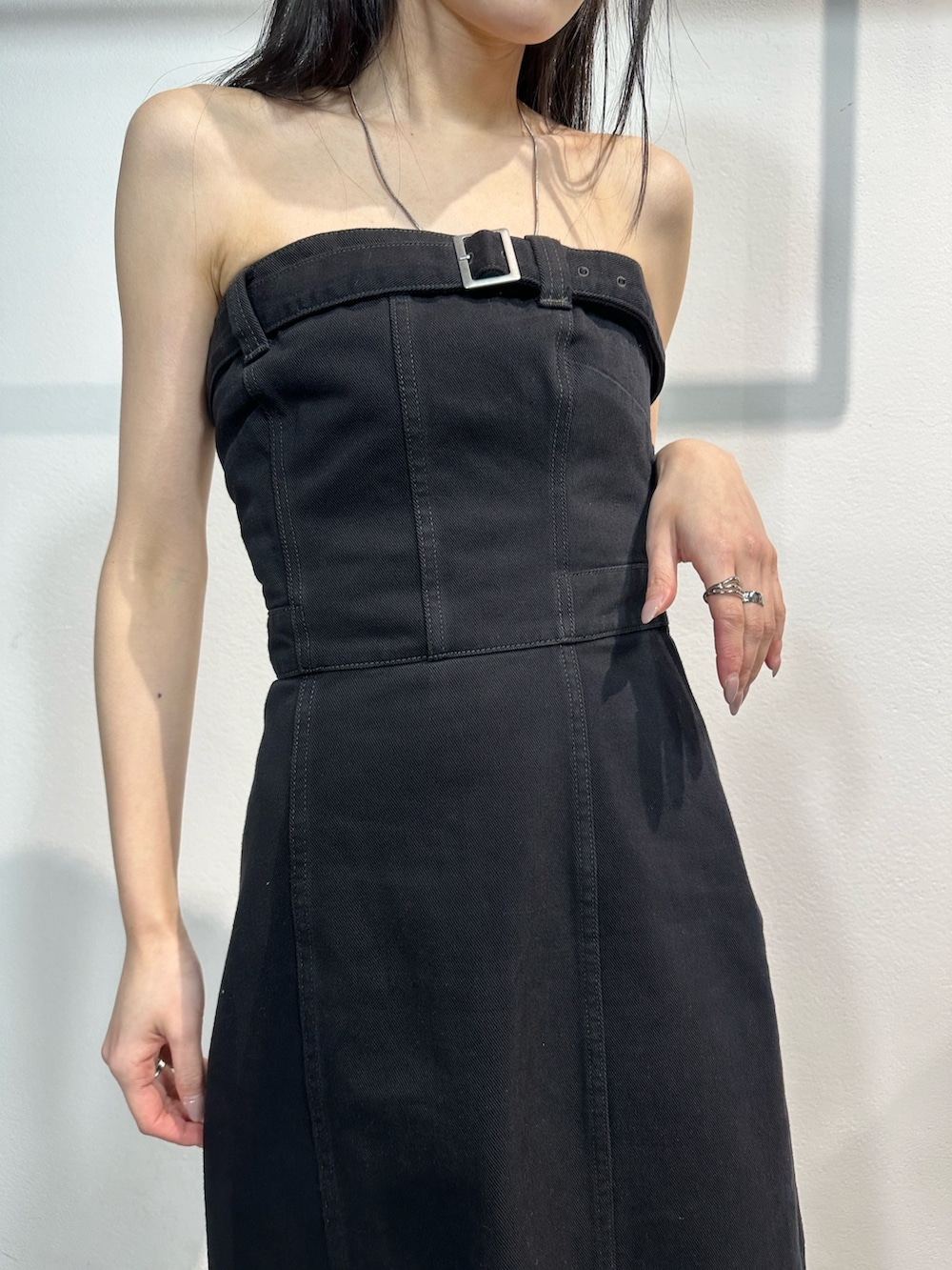 ブラック系のワンピース、ブラック系のデニムジャケット、ブラック系のブーツを着用したレディースの冬コーディネートの5枚目の写真