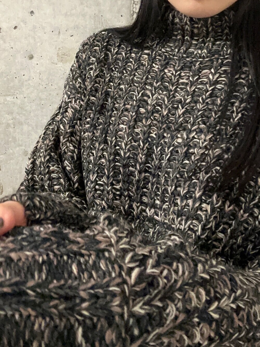 ブラック系のワンピース、ブラック系のブーツを着用したレディースの秋コーディネートの7枚目の写真