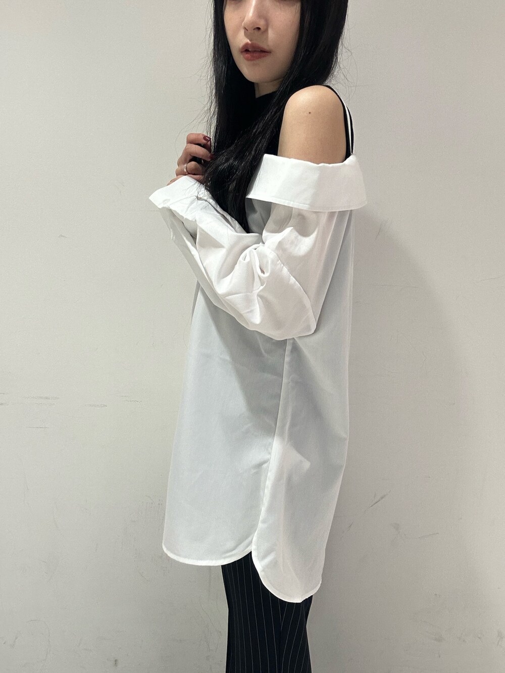 ホワイト系のシャツ/ブラウス、その他のその他パンツ、ブラック系のブーツを着用したレディースの夏コーディネートの9枚目の写真