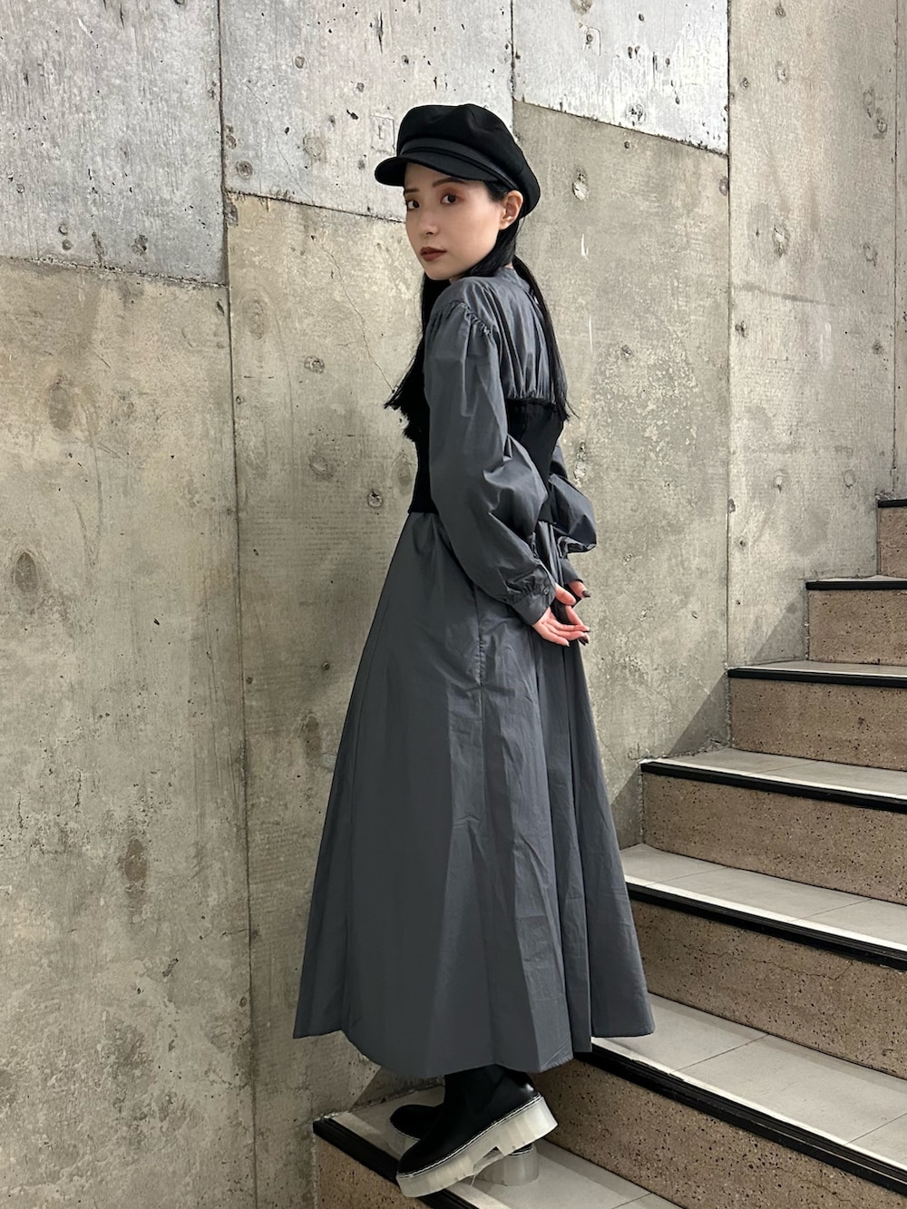 「ワンピース、ワンピースコーデ、シャツワンピ、秋冬コーデ、156センチコーデ、20代後半、ムルーア、murua」｜「MURUAのビスチェドッキングシャツワンピース（ワンピース、グレー系）」を使った、飯村 美沙さん（レディース・156cm）の秋コーディネートの3枚目の写真