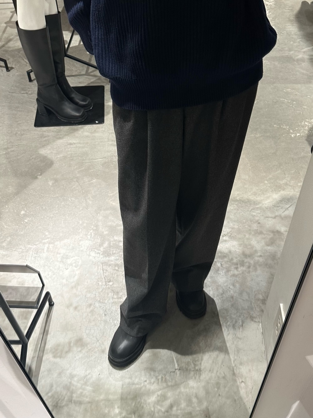 グレー系のスラックス、ブルー系のニット/セーターを着用したレディースの冬コーディネートの5枚目の写真