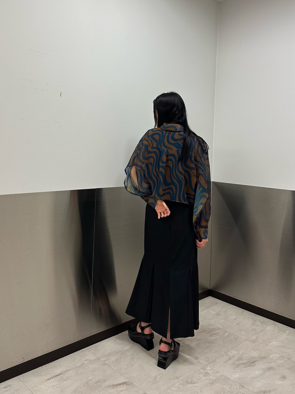 ブルー系のシャツ/ブラウス、ブラック系のスカート、ブラック系のTシャツ/カットソーを着用したレディースの夏コーディネートの3枚目の写真