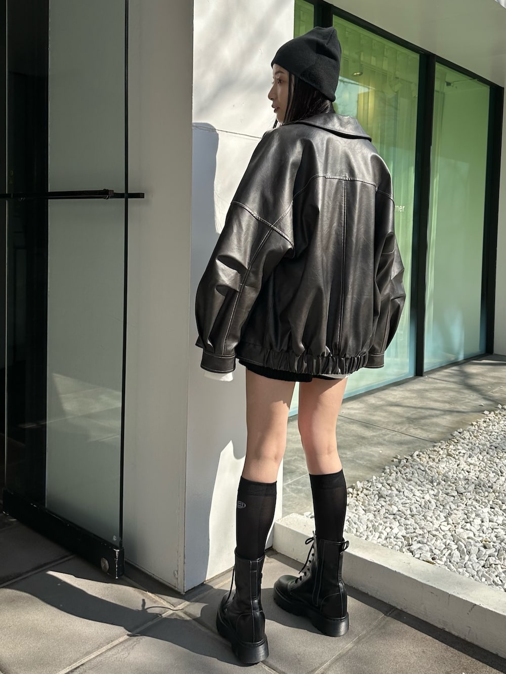 グレー系のブルゾン、ブラック系のブーツ、ブラック系のソックス/靴下を着用したレディースの冬コーディネートの3枚目の写真