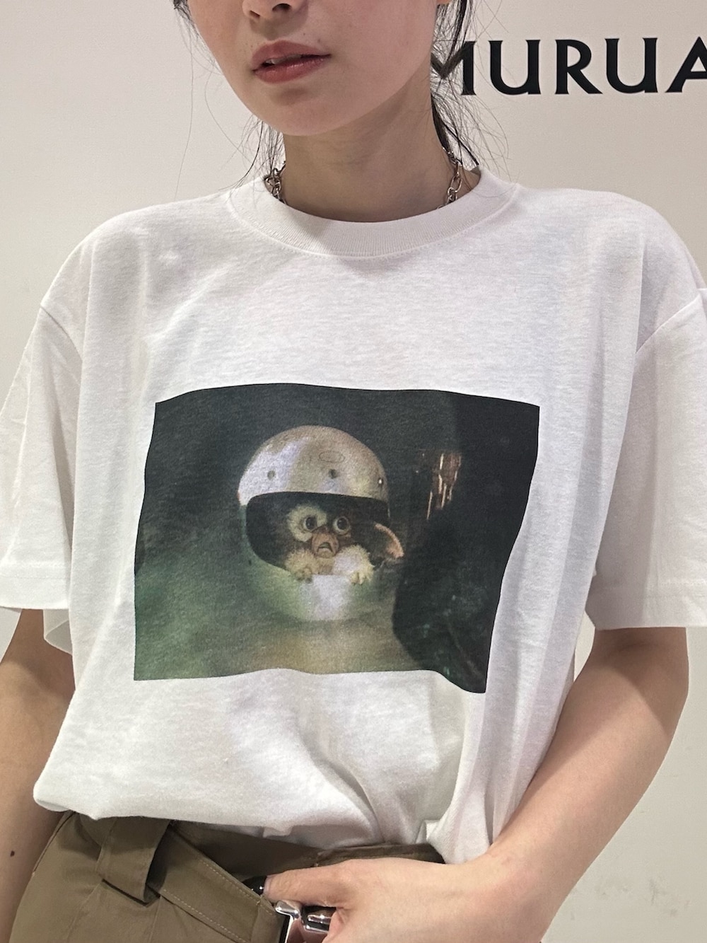 グリーン系のカーゴパンツ、ホワイト系のTシャツ/カットソー、ベージュ系のサンダルを着用したレディースの春コーディネートの5枚目の写真