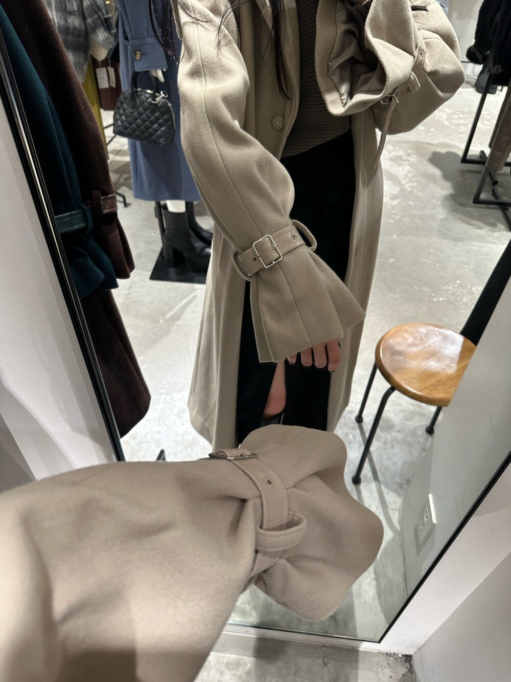 ホワイト系のその他アウター、ブラウン系のニット/セーター、ブラック系のスカートを着用したレディースの冬コーディネートの9枚目の写真