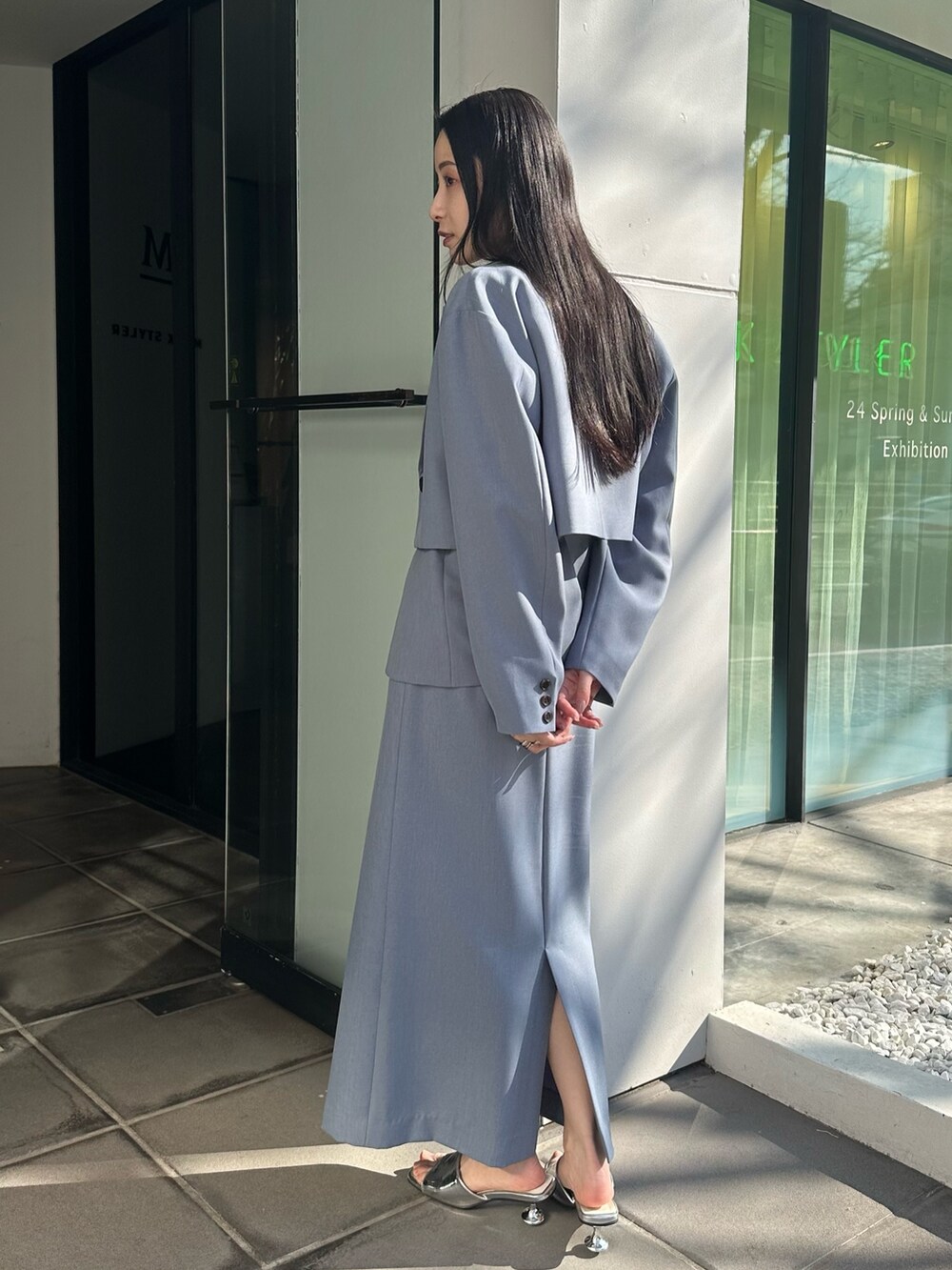 ブルー系のスカート、ブルー系のシャツ/ブラウス、ブルー系のテーラードジャケットを着用したレディースの冬コーディネートの3枚目の写真