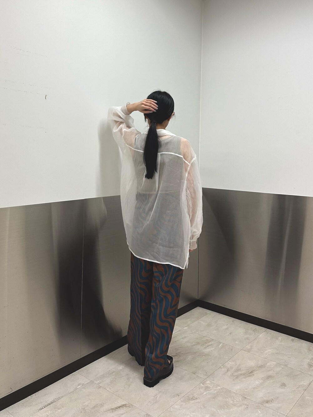 ホワイト系のシャツ/ブラウス、ブルー系のスラックス、ベージュ系のTシャツ/カットソーを着用したレディースの夏コーディネートの2枚目の写真