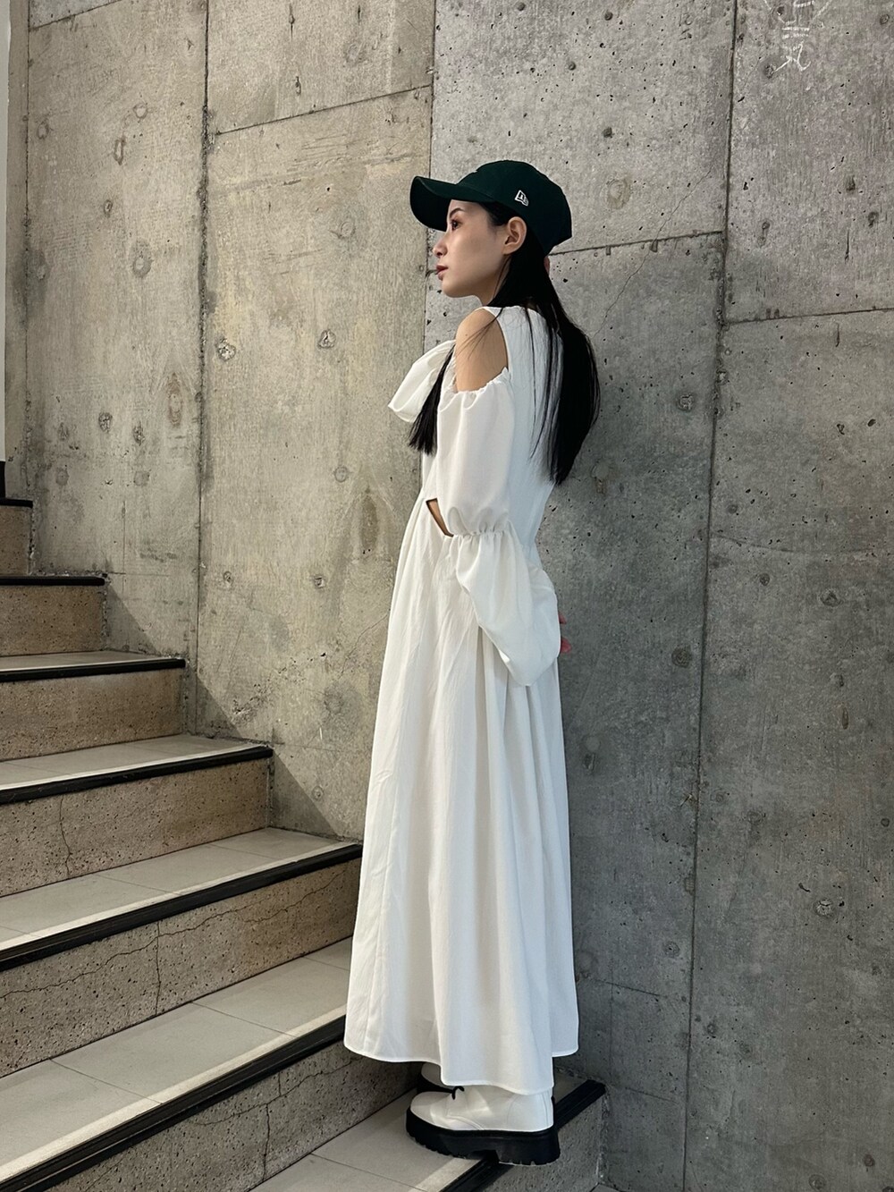 「MURUA、murua、ムルーア、春先、春先コーデ、春コーデ、ワンピース、デザインワンピース、白ワンピース、156センチコーデ、20代後半、きれいめ、きれいめファッション、大人コーデ、キレイめ」｜「MURUAのリムーブスリーブワンピース【2WAY】（ワンピース、ホワイト系）」を使った、飯村 美沙さん（レディース・156cm）の冬コーディネートの4枚目の写真